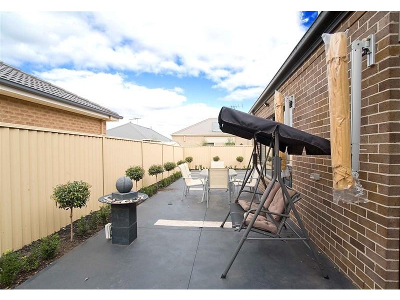 32 The Avenue, Caroline Springs VIC 3023