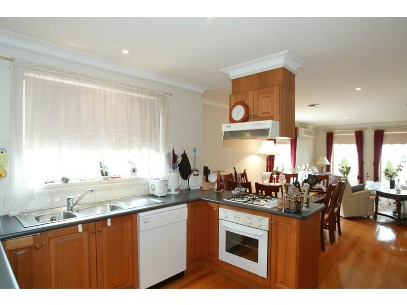 2b Weyburn Place, Avondale Heights VIC 3034