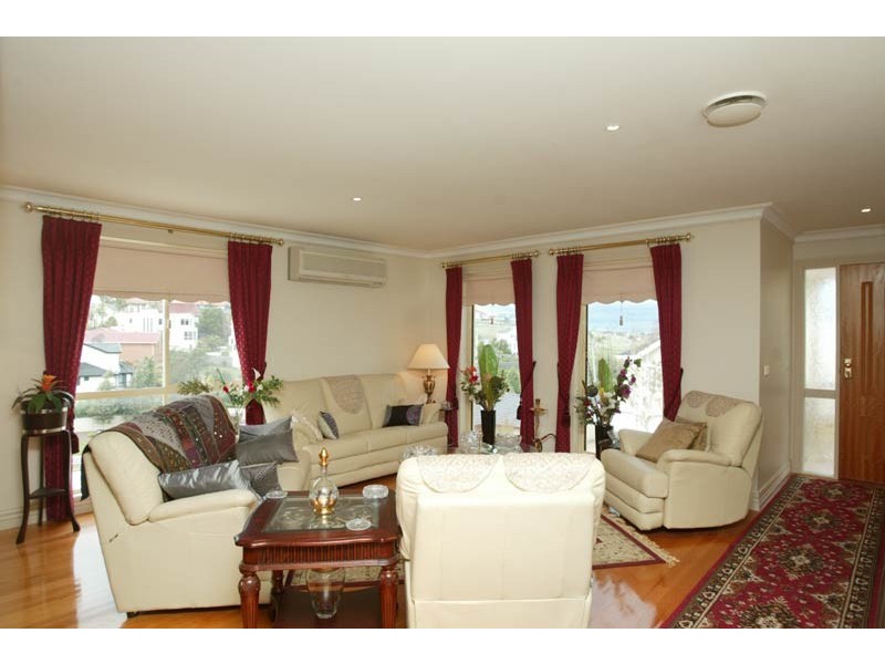 2b Weyburn Place, Avondale Heights VIC 3034