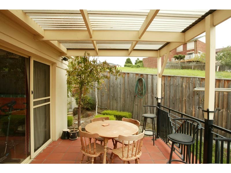 2b Weyburn Place, Avondale Heights VIC 3034