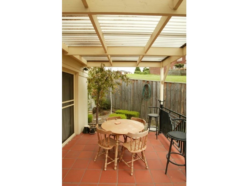 2b Weyburn Place, Avondale Heights VIC 3034