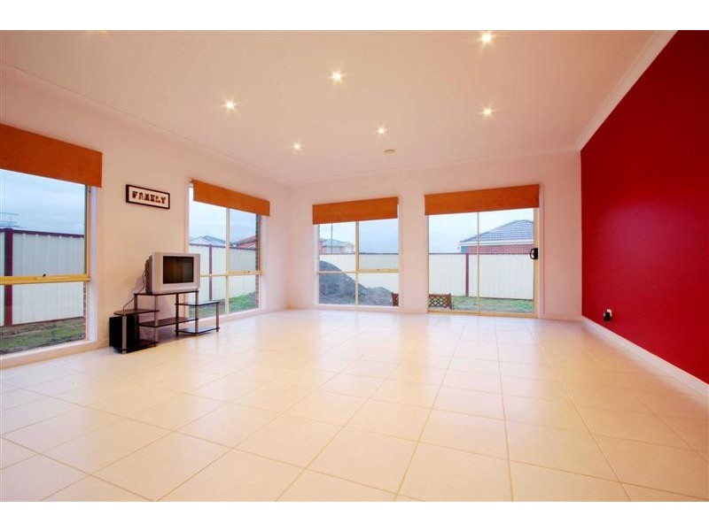 4 Grenadier Grove, Hillside VIC 3037