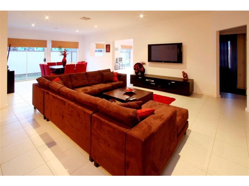 4 Grenadier Grove, Hillside VIC 3037