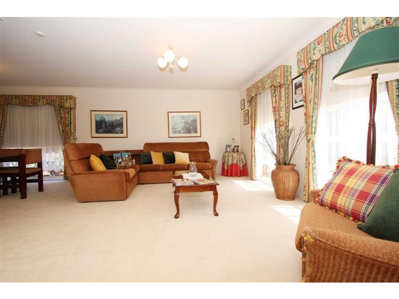 27 Longhurst Crescent, Hillside VIC 3037