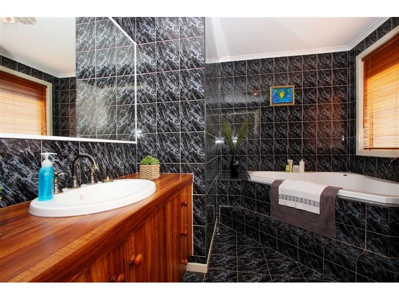 16 Beckwith Court, Taylors Lakes VIC 3038