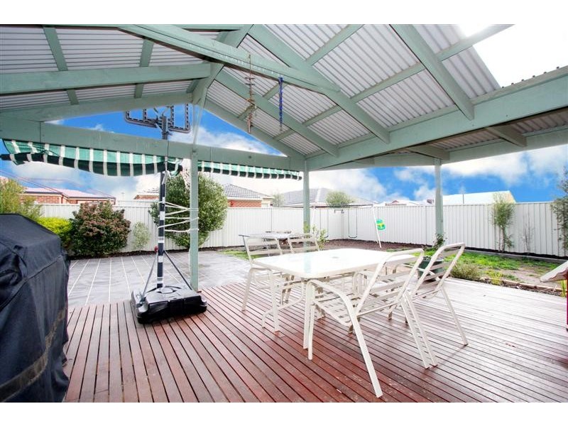 12 Herrington Turn, Caroline Springs VIC 3023