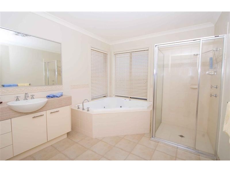 16 Rowlandson Way, Taylors Lakes VIC 3038