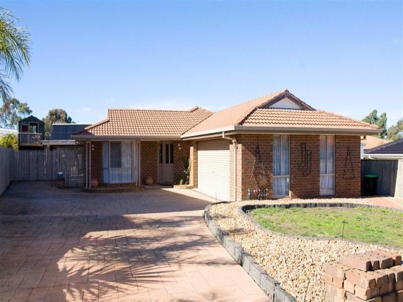 15 Halstead Court, Hillside VIC 3037