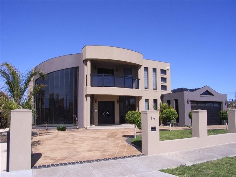 17 Cambridge Crescent, Taylors Lakes VIC 3038