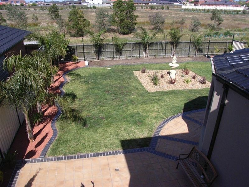 17 Cambridge Crescent, Taylors Lakes VIC 3038