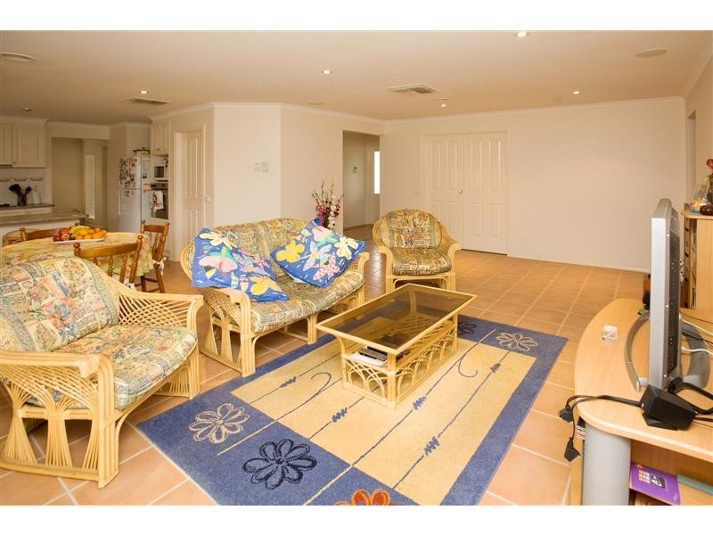 17 St Kilda Parade, Taylors Hill VIC 3037