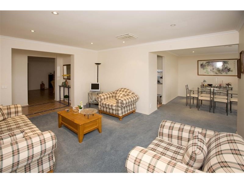 17 St Kilda Parade, Taylors Hill VIC 3037