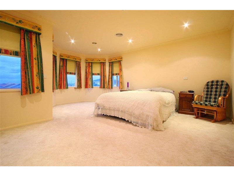 6 Moretti Avenue, Taylors Lakes VIC 3038