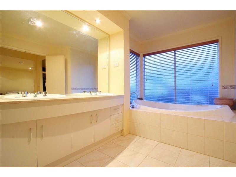 6 Moretti Avenue, Taylors Lakes VIC 3038