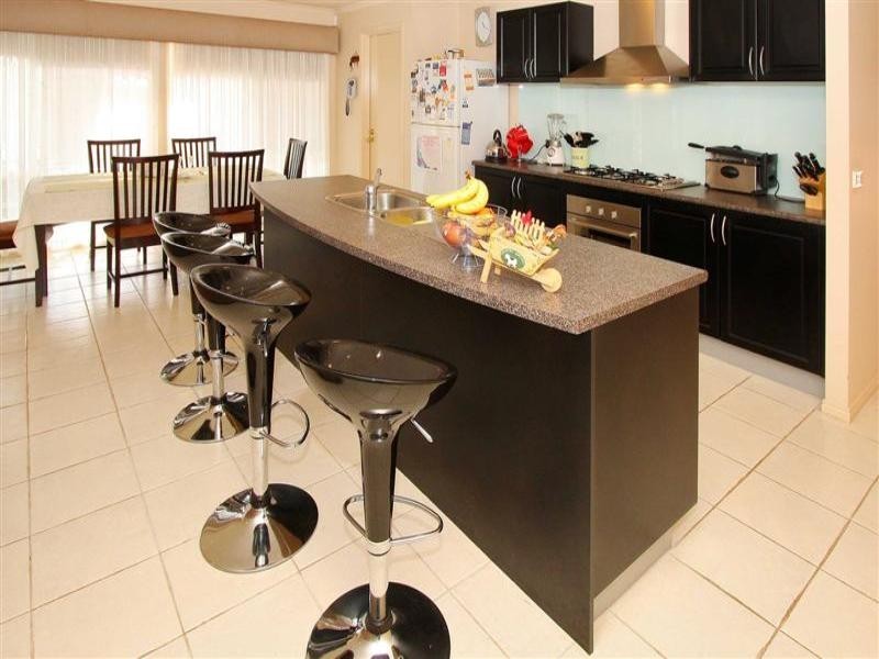 2 Manly Court, Taylors Hill VIC 3037