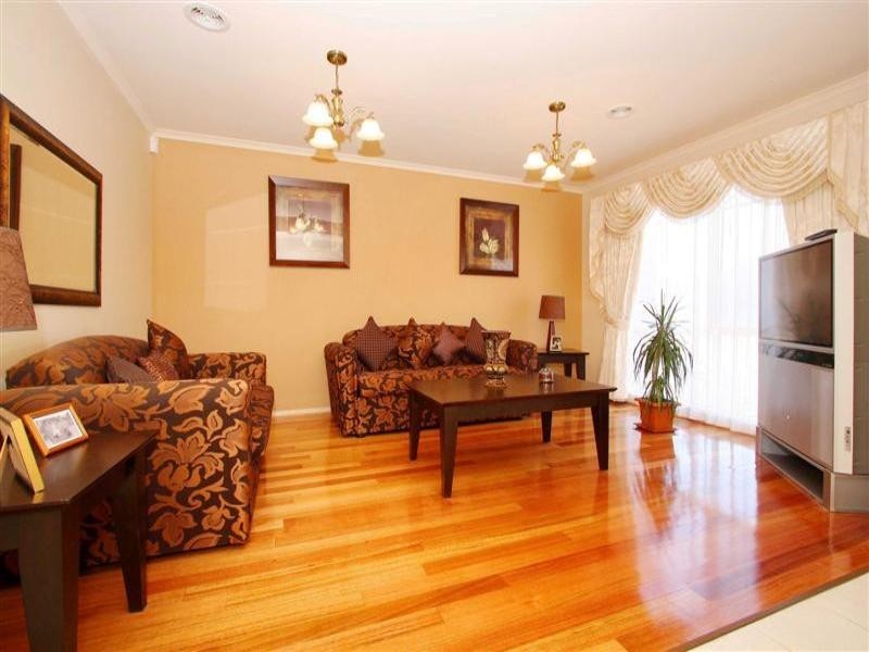 2 Manly Court, Taylors Hill VIC 3037