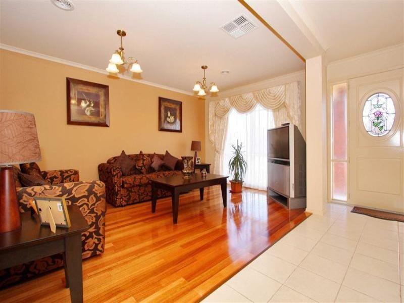2 Manly Court, Taylors Hill VIC 3037
