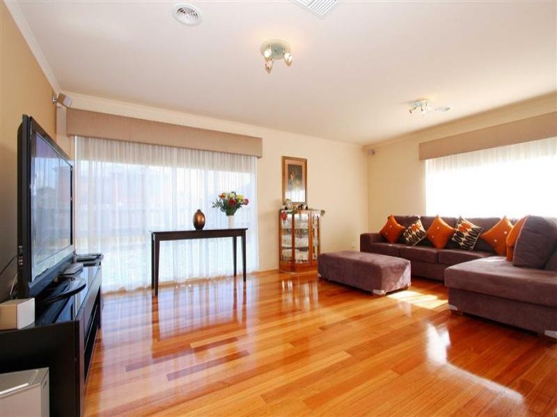 2 Manly Court, Taylors Hill VIC 3037