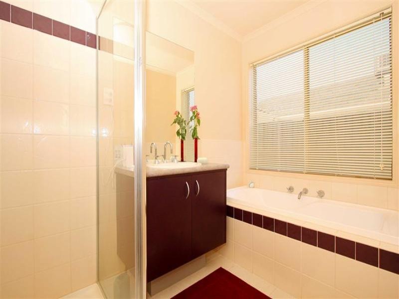 2 Manly Court, Taylors Hill VIC 3037