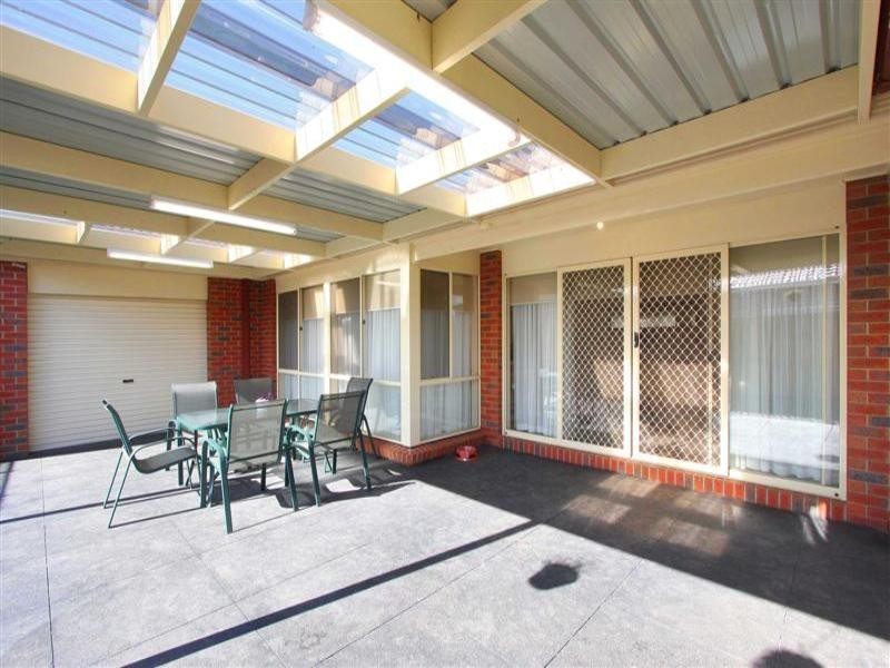 2 Manly Court, Taylors Hill VIC 3037