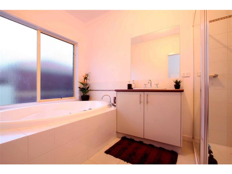 4 Grenadier Grove, Hillside VIC 3037