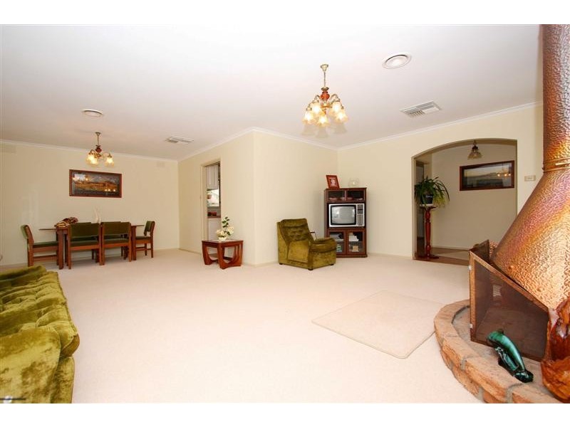 7 Mungana Court, Taylors Lakes VIC 3038