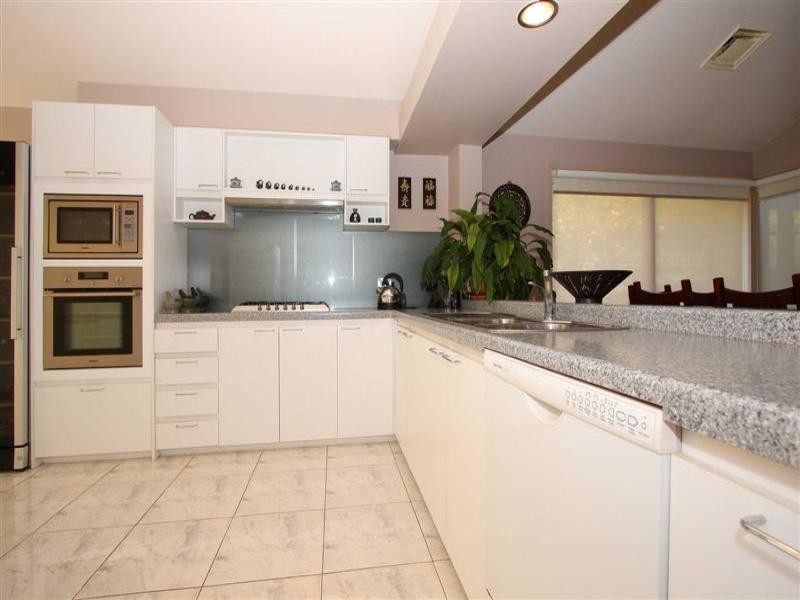 5 Santa Monica Drive, Taylors Lakes VIC 3038