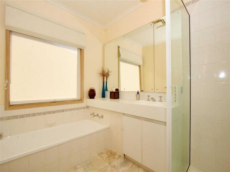 5 Santa Monica Drive, Taylors Lakes VIC 3038