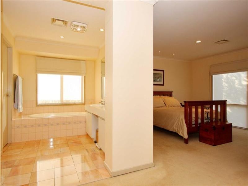 5 Santa Monica Drive, Taylors Lakes VIC 3038