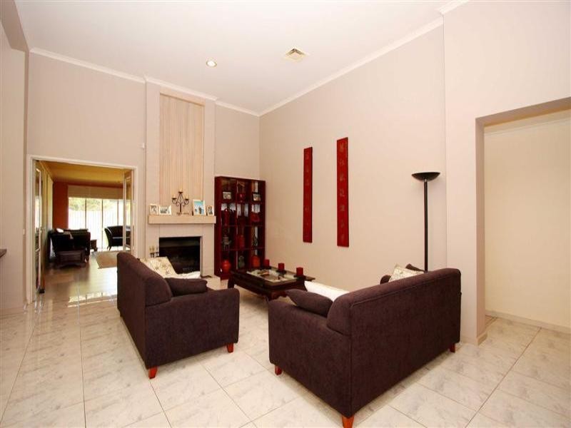 5 Santa Monica Drive, Taylors Lakes VIC 3038