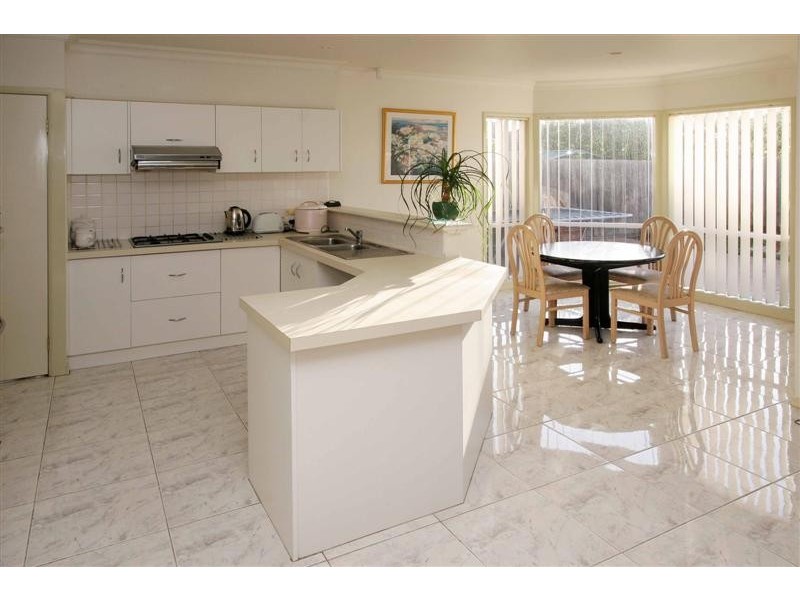 15 Clifton Court, Taylors Lakes VIC 3038