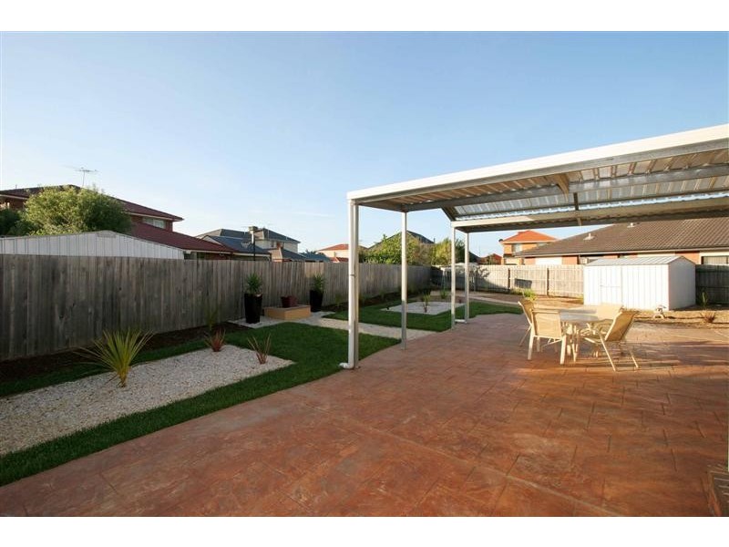 15 Clifton Court, Taylors Lakes VIC 3038