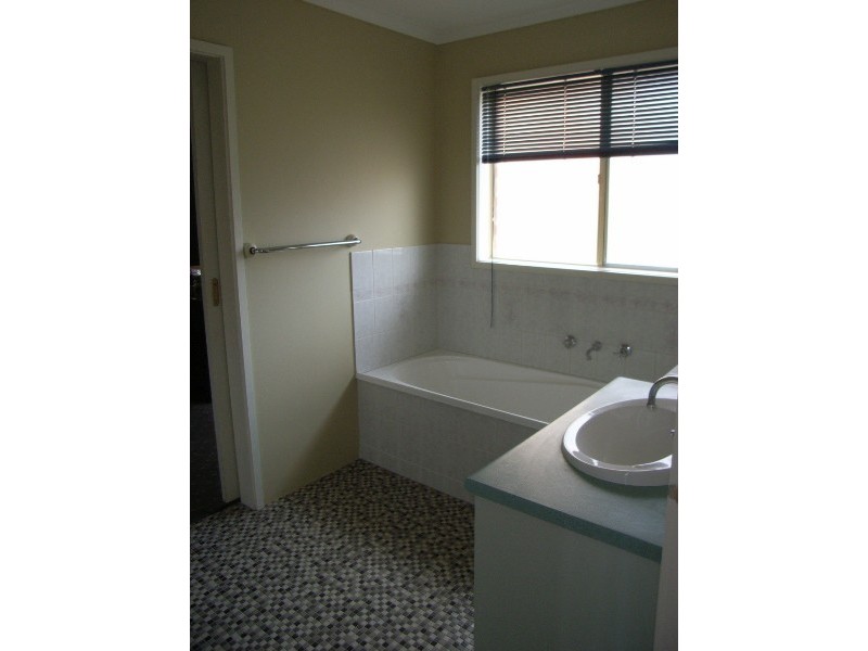 8 Correa Close, Delahey VIC 3037