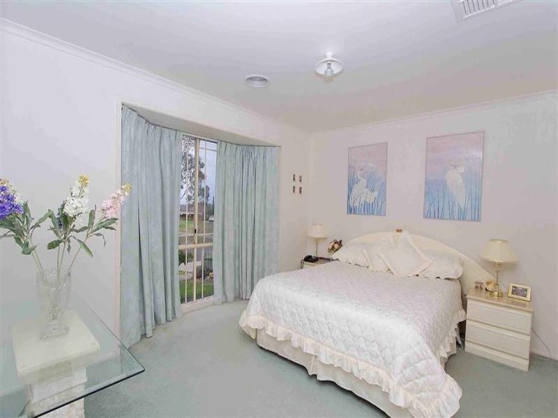 9 Penlow Court, Hillside VIC 3037