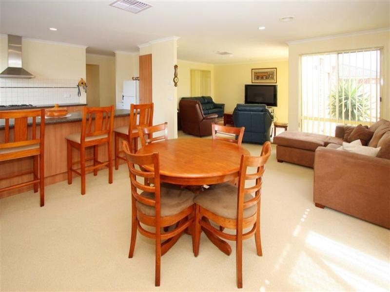 2 Sunrise Drive, Hillside VIC 3037