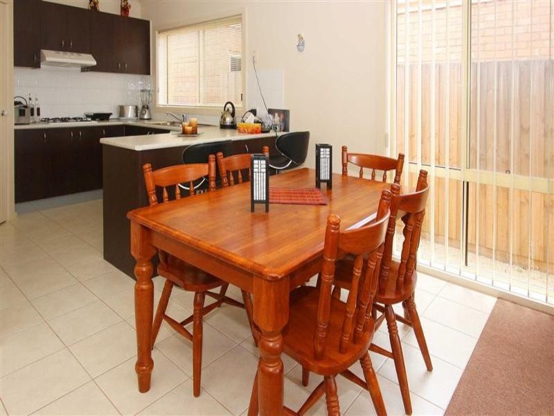 8 Tintern Loop, Hillside VIC 3037