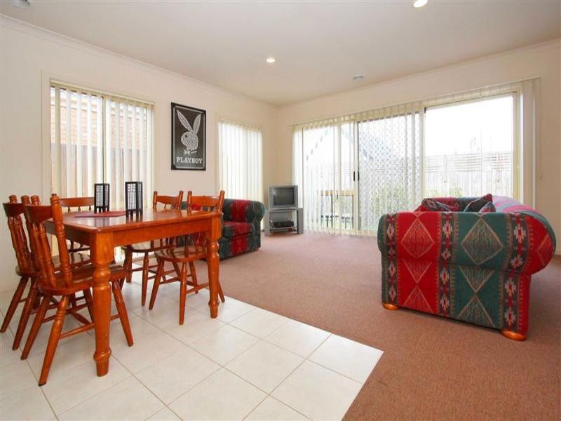 8 Tintern Loop, Hillside VIC 3037