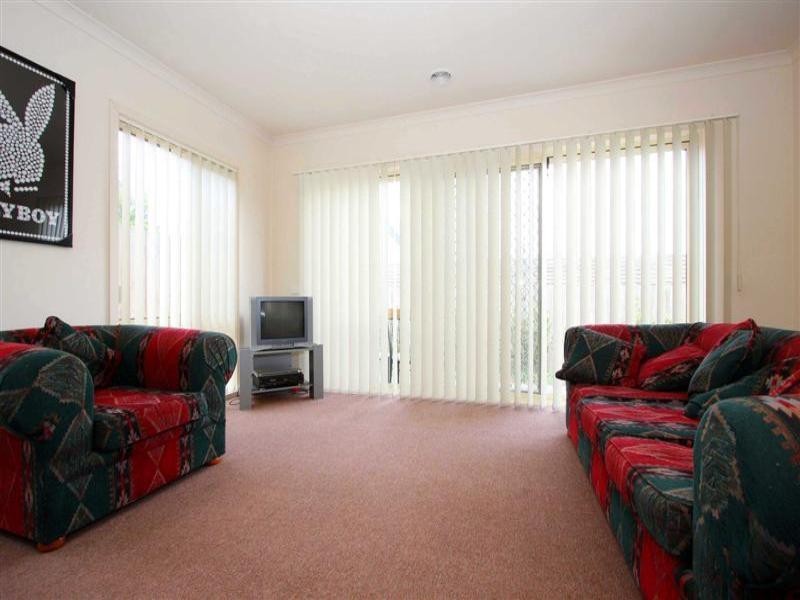 8 Tintern Loop, Hillside VIC 3037