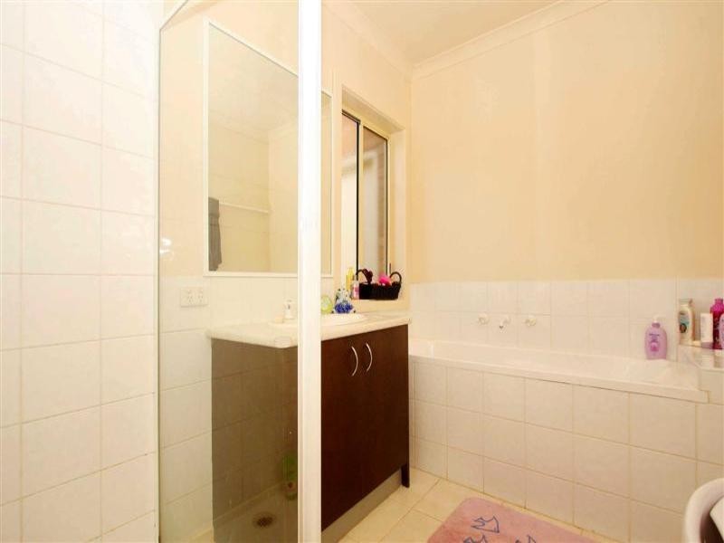 8 Tintern Loop, Hillside VIC 3037