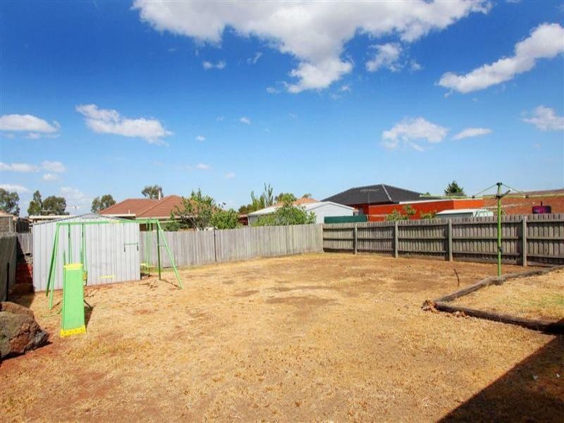 18 Poltava Walk, Delahey VIC 3037