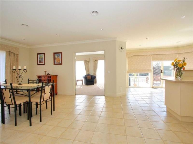 16 Rowlandson Way, Taylors Lakes VIC 3038