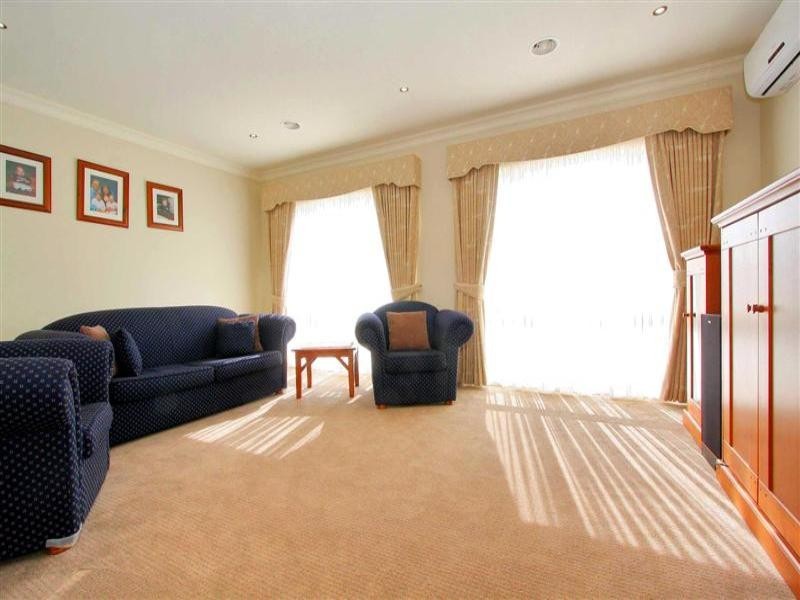 16 Rowlandson Way, Taylors Lakes VIC 3038