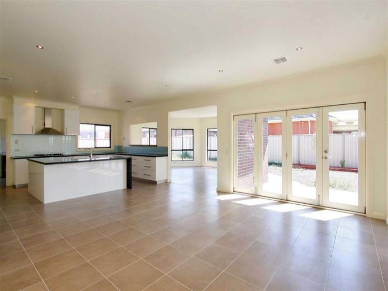 5 MacDonald Place, Taylors Hill VIC 3037