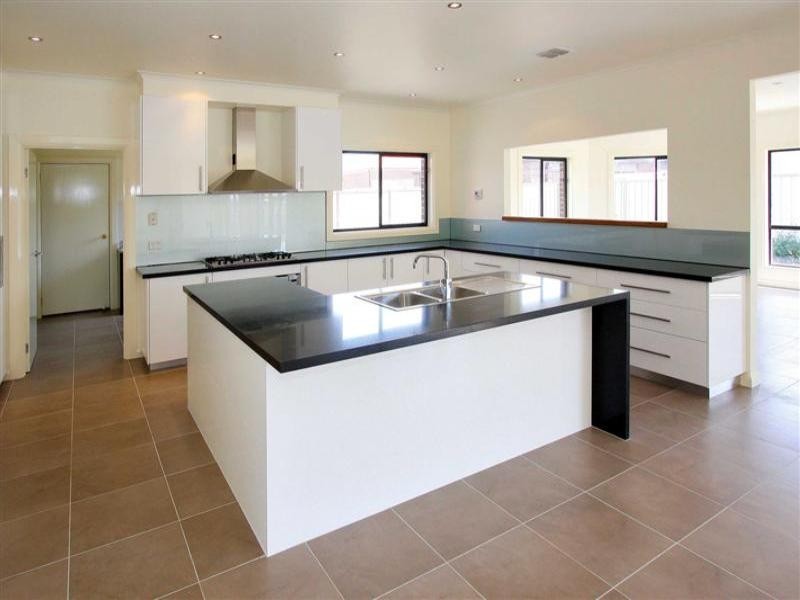 5 MacDonald Place, Taylors Hill VIC 3037