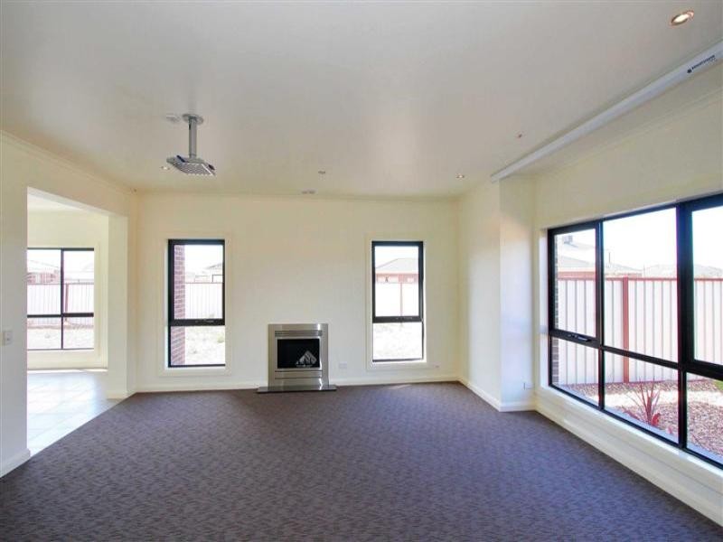 5 MacDonald Place, Taylors Hill VIC 3037