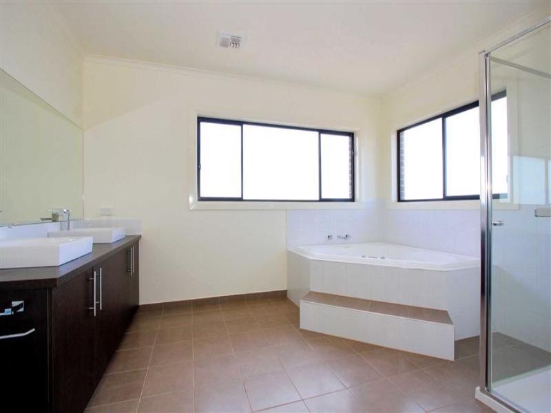 5 MacDonald Place, Taylors Hill VIC 3037