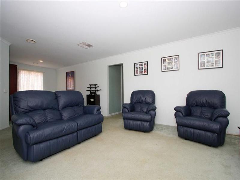 12 Queens Parade, Hillside VIC 3037