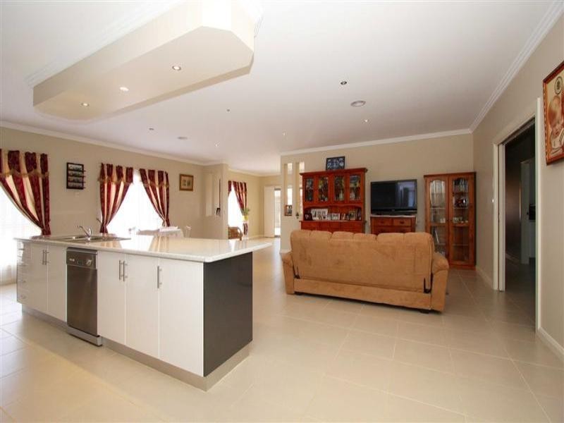 11 Como Avenue, Burnside Heights VIC 3023