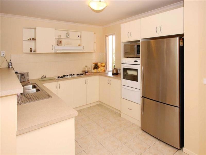 4 Cambridge Crescent, Taylors Lakes VIC 3038