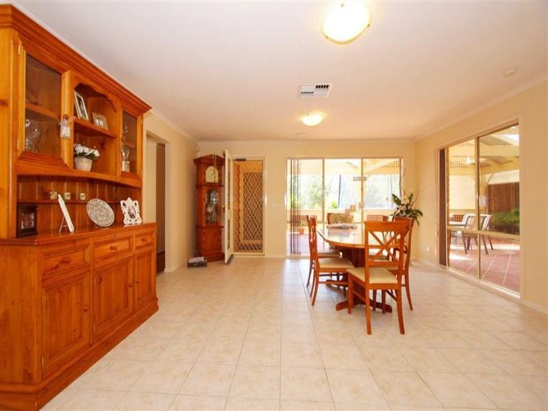 4 Cambridge Crescent, Taylors Lakes VIC 3038